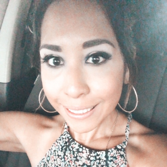 Meet your Posher, Aly - Picture 2 of 5